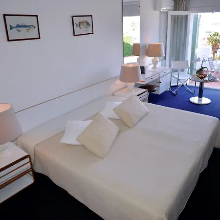 ホテル De La Calanque 3*